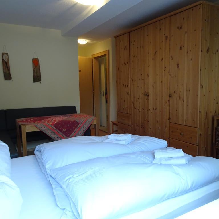 Haus Wallis Hotell Lech am Arlberg Rum bild